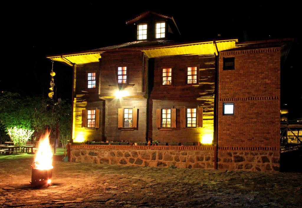 Meleni Köy Evi Gece Görünümü